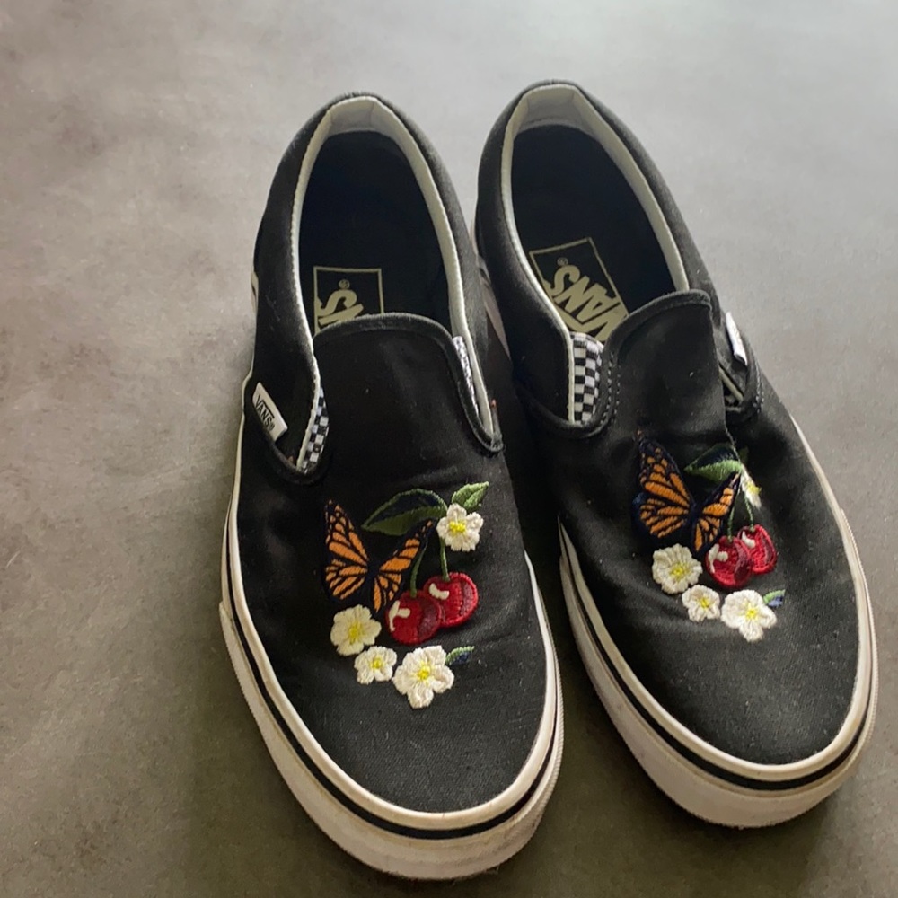 Only worn twice. Unique Print from Vans. US size 7. Mint condition.